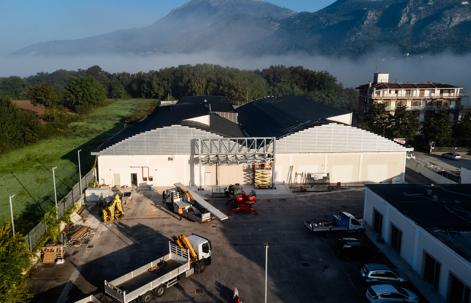 Vista completa dello stabile di Cassino dove abbiamo operato la manutenzione ed il montaggio della struttura per l'insegna pubblicitaria