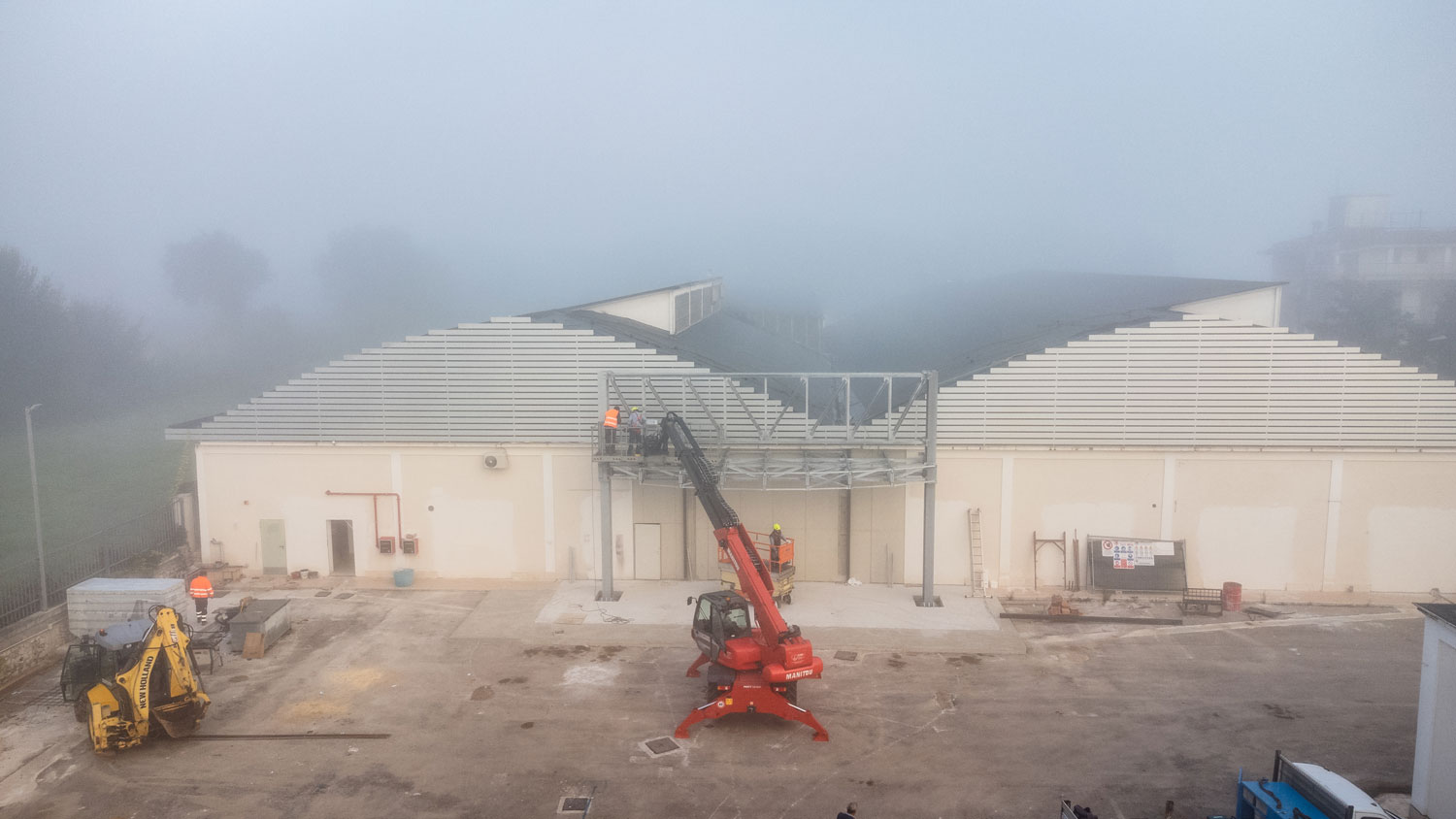 Vista completa della struttura metallica per insegna commerciale a Cassino.
