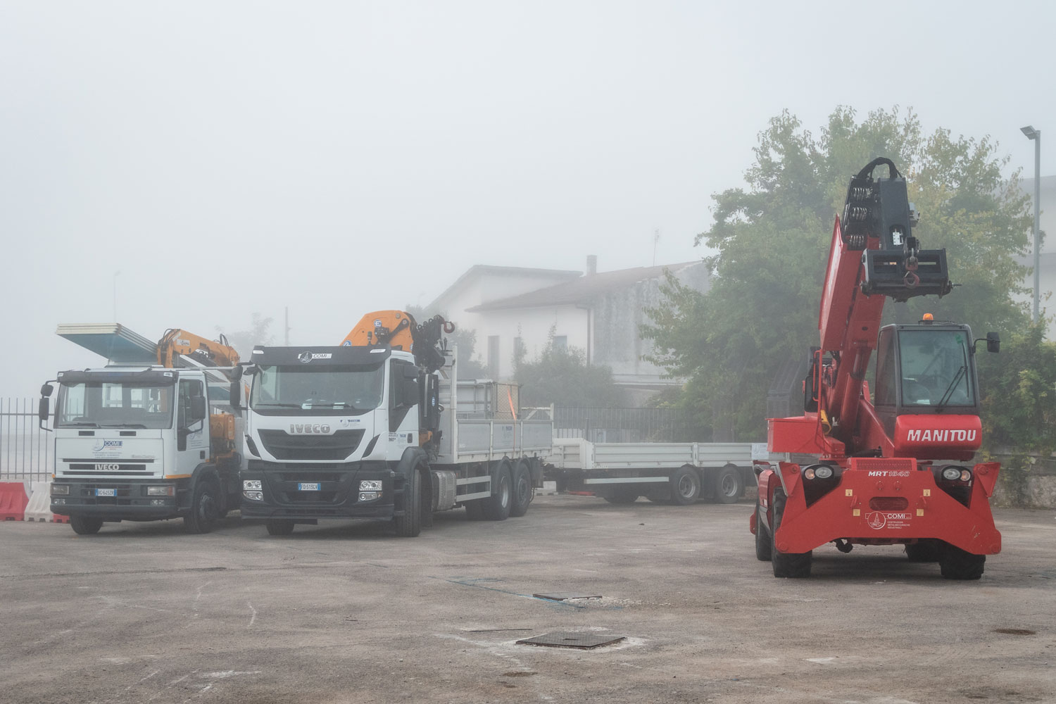 Parco macchine sul cantiere per la realizzazione della struttura per insegna pubblicitaria e manutenzione stabilimento Cassino