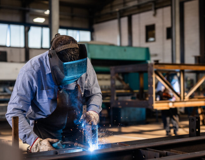 Certificazioni di qualità e sicurezza ottenute da COMI s.r.l. per costruzioni metalliche.