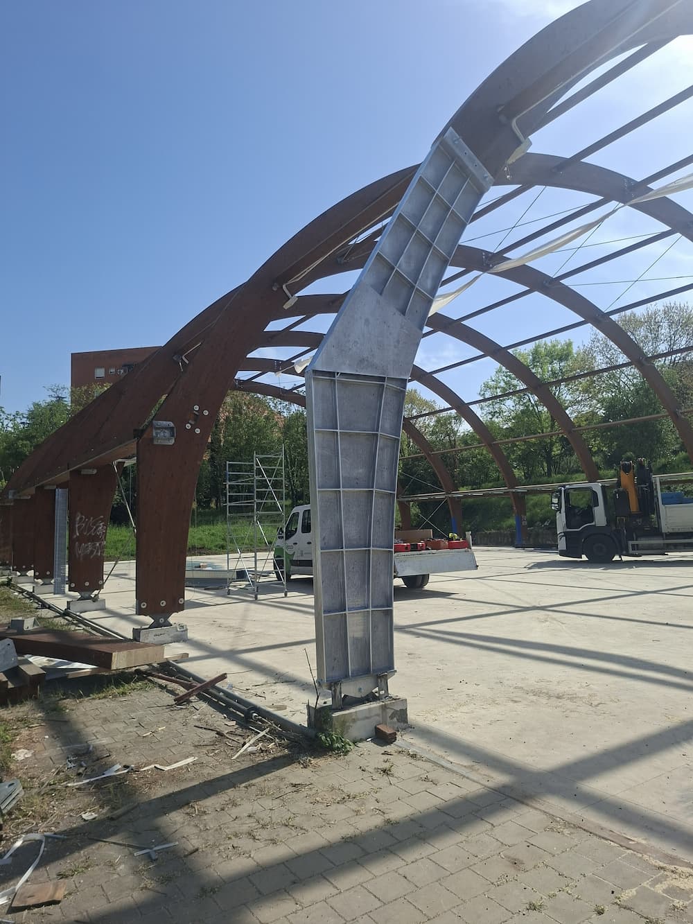 Nuove strutture metalliche a supporto della struttura in legno per la copertura dell’impianto sportivo Valentina Caruso a Roma.