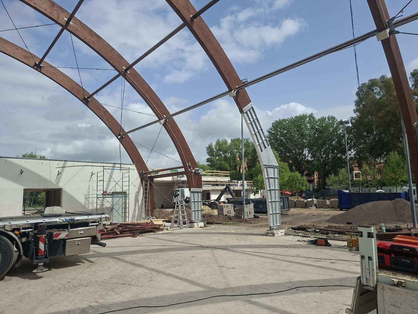 Nuove strutture metalliche a supporto della struttura in legno per la copertura dell’impianto sportivo Valentina Caruso a Roma, seconda vista.